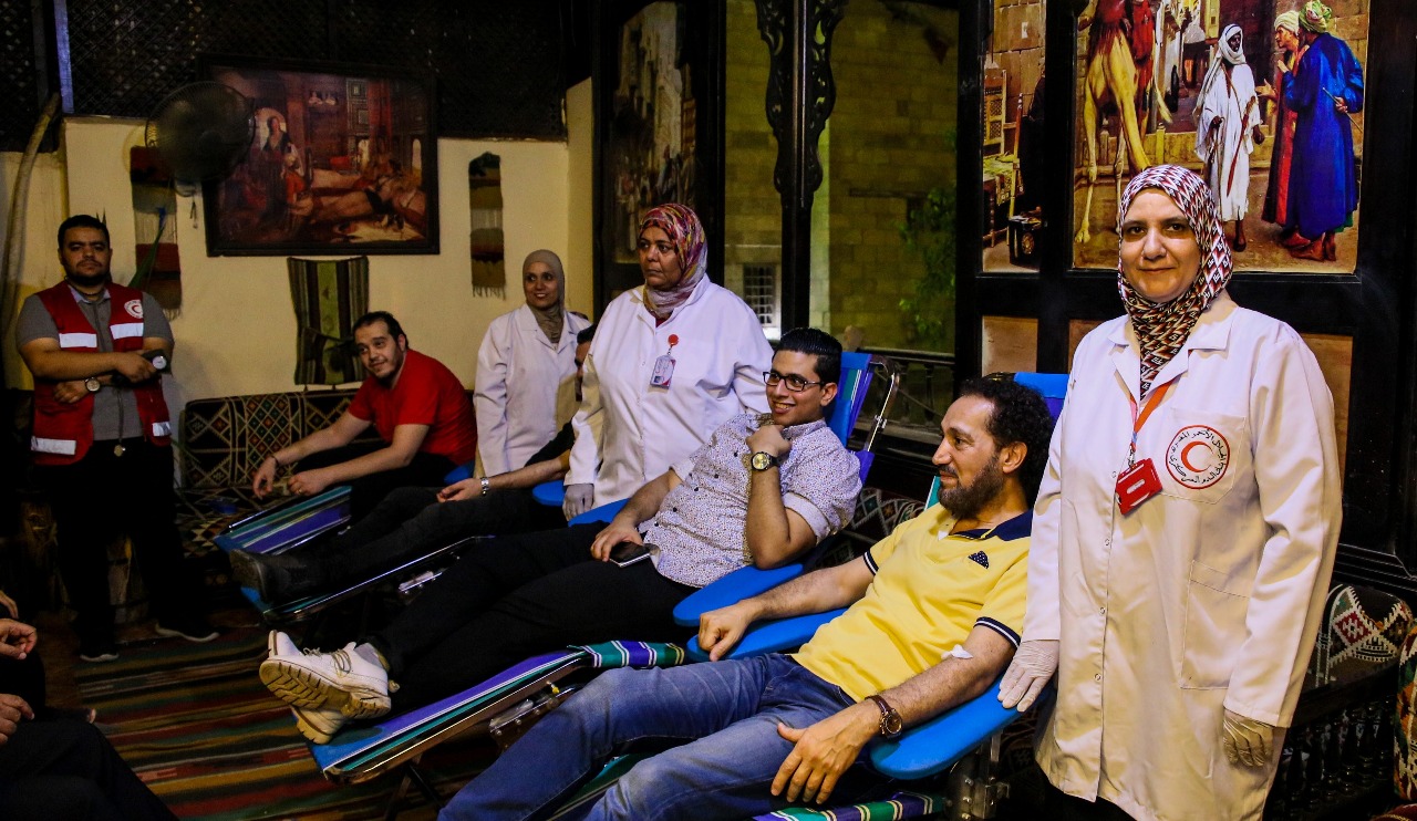 نصير شمة يتبرع بالدم مع تلاميذه في بيت العود في القاهرة  (4)