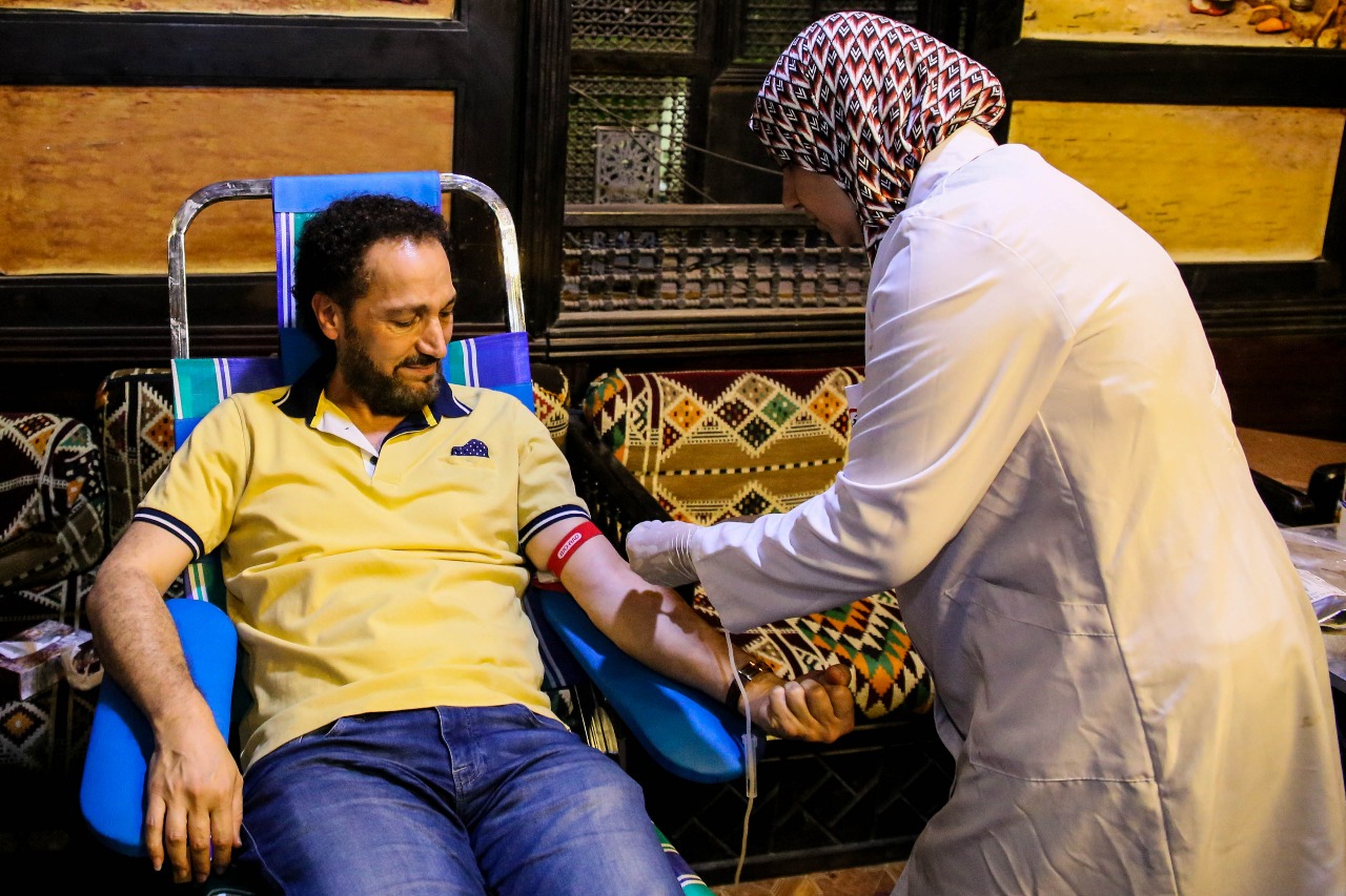 نصير شمة يتبرع بالدم مع تلاميذه في بيت العود في القاهرة  (1)