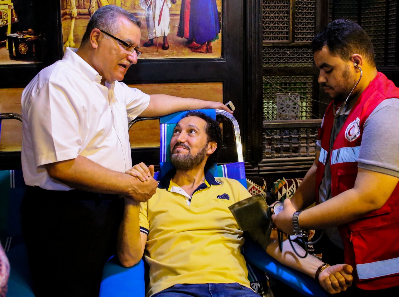 نصير شمة يتبرع بالدم مع تلاميذه في بيت العود في القاهرة  (3)