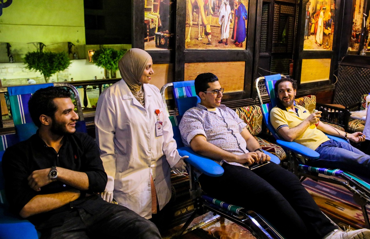 نصير شمة يتبرع بالدم مع تلاميذه في بيت العود في القاهرة  (2)