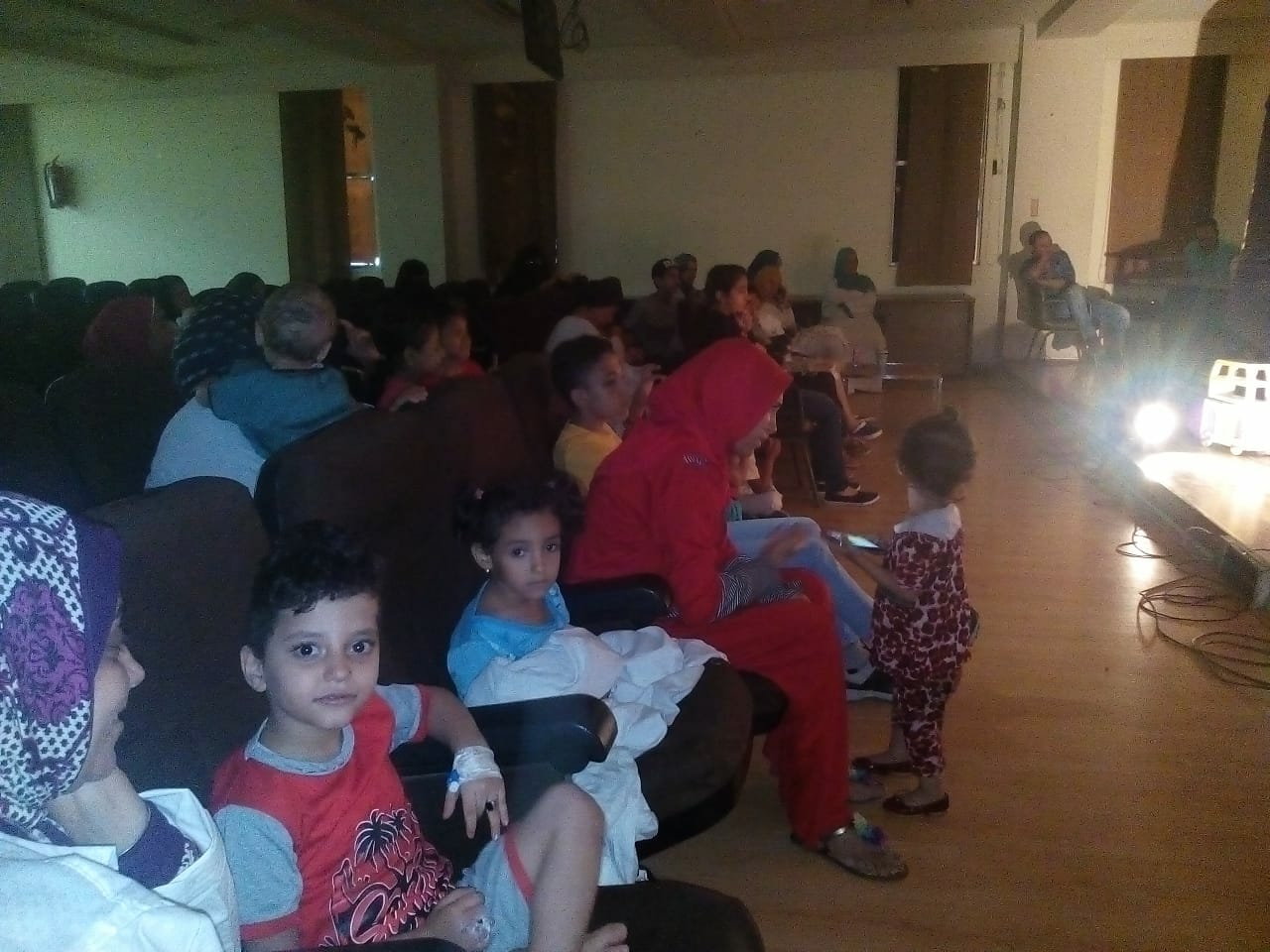أطفال مستشفى أبو الريش يتفاعلون مع الليلة الكبيرة بالقومى للمسرح (2)