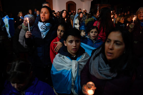 تظاهر مئات المواطنين فى الأرجنتين اليوم الثلاثاء، ضد قانون الإجهاض فى مدينة أوليفوس (7)