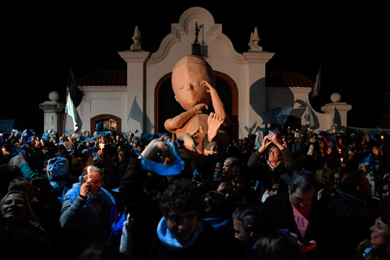 تظاهر مئات المواطنين فى الأرجنتين اليوم الثلاثاء، ضد قانون الإجهاض فى مدينة أوليفوس (8)