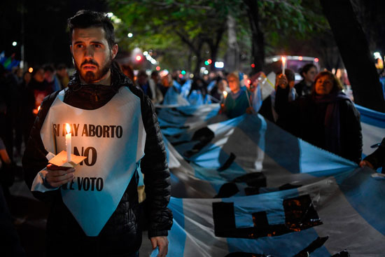 تظاهر مئات المواطنين فى الأرجنتين اليوم الثلاثاء، ضد قانون الإجهاض فى مدينة أوليفوس (10)