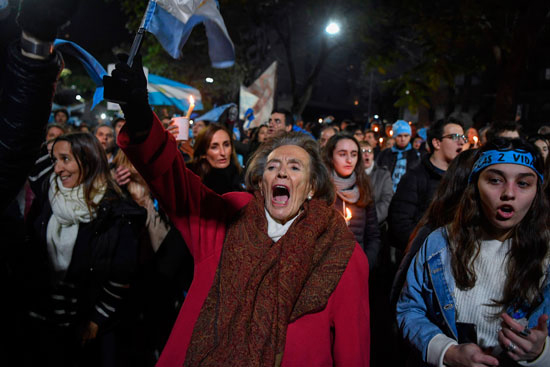 تظاهر مئات المواطنين فى الأرجنتين اليوم الثلاثاء، ضد قانون الإجهاض فى مدينة أوليفوس (1)