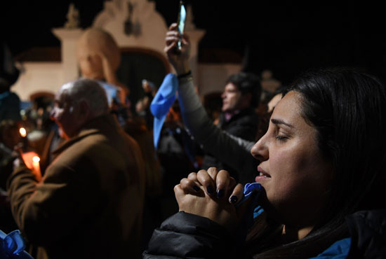 تظاهر مئات المواطنين فى الأرجنتين اليوم الثلاثاء، ضد قانون الإجهاض فى مدينة أوليفوس (3)