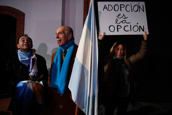 تظاهر مئات المواطنين فى الأرجنتين اليوم الثلاثاء، ضد قانون الإجهاض فى مدينة أوليفوس (4)