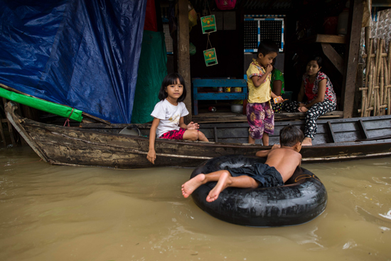 نزوح 150 ألف شخص من منازلهم بسبب الفيضانات فى ميانمار (10)