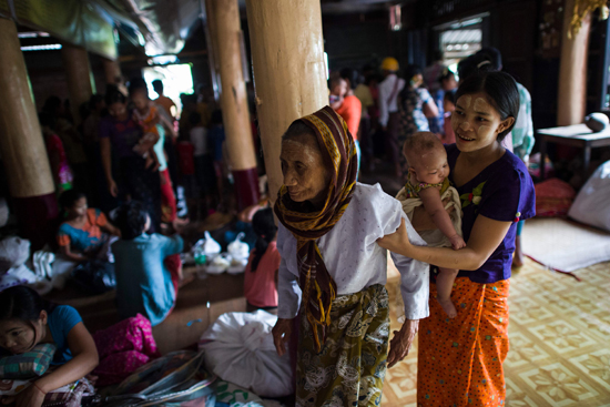 نزوح 150 ألف شخص من منازلهم بسبب الفيضانات فى ميانمار (3)