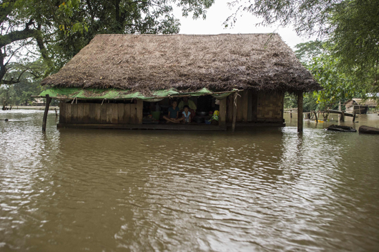 نزوح 150 ألف شخص من منازلهم بسبب الفيضانات فى ميانمار (8)