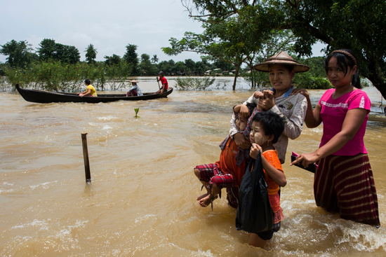 نزوح 150 ألف شخص من منازلهم بسبب الفيضانات فى ميانمار (9)