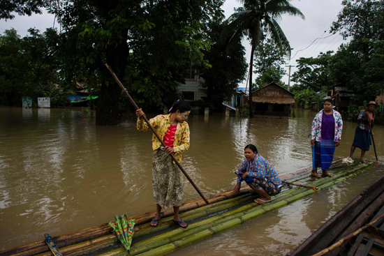 نزوح 150 ألف شخص من منازلهم بسبب الفيضانات فى ميانمار (6)