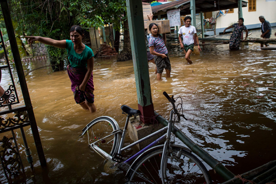 نزوح 150 ألف شخص من منازلهم بسبب الفيضانات فى ميانمار (11)