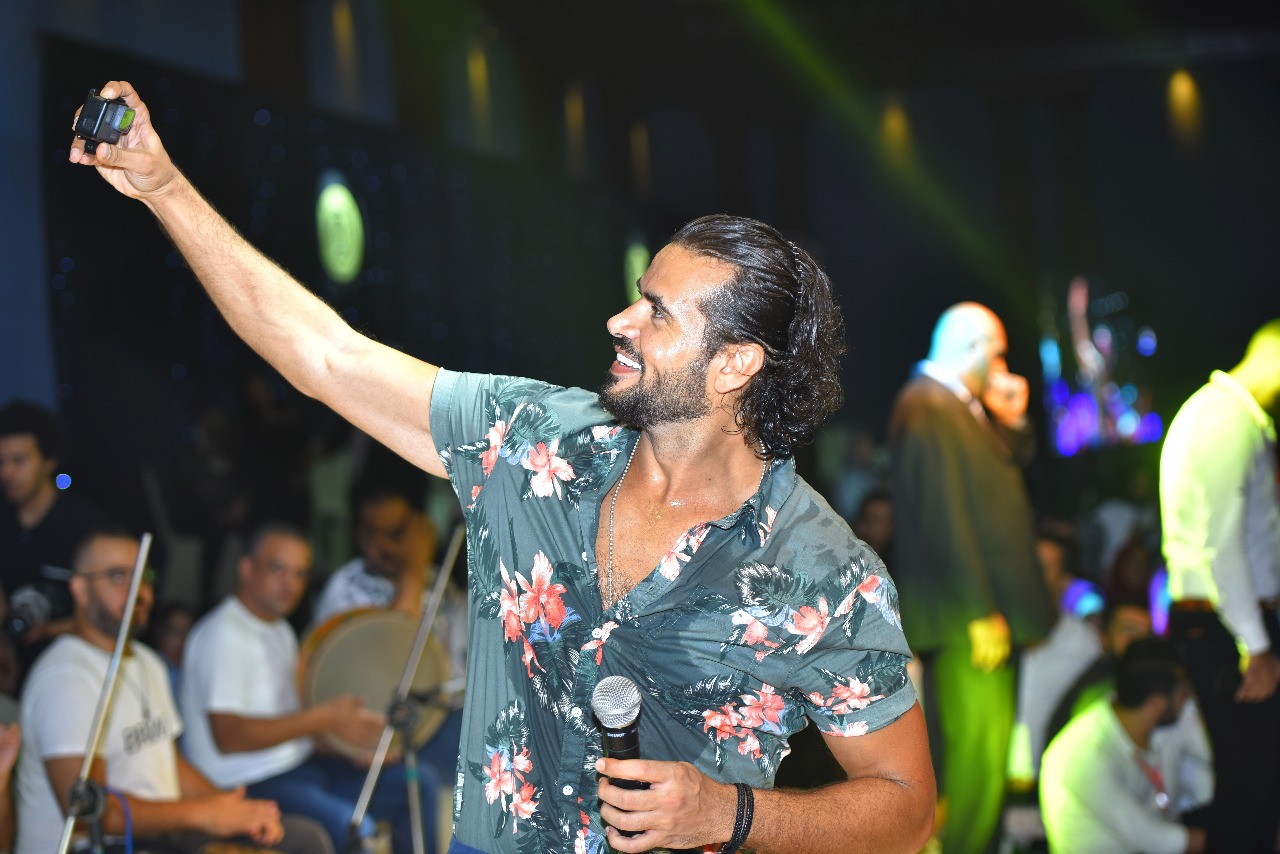 سامو زين يغنى اغاني البومه الجديد بحفل الاسكندرية