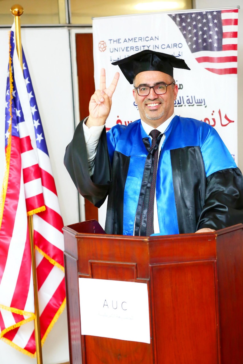 الدكتور حاتم حسن بعد حصوله علي الدكتوراه مع مرتبة الشرف