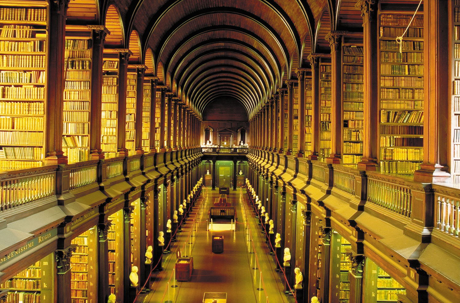 مكتبة كلية ترينيتي في ايرلندا