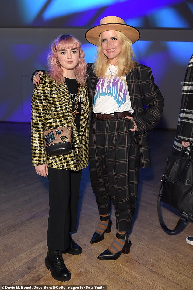 8783724-6614537-Picture_perfect_Maisie_Williams_21_sat_front_row_alongside_Palom-a-2_1548059300993