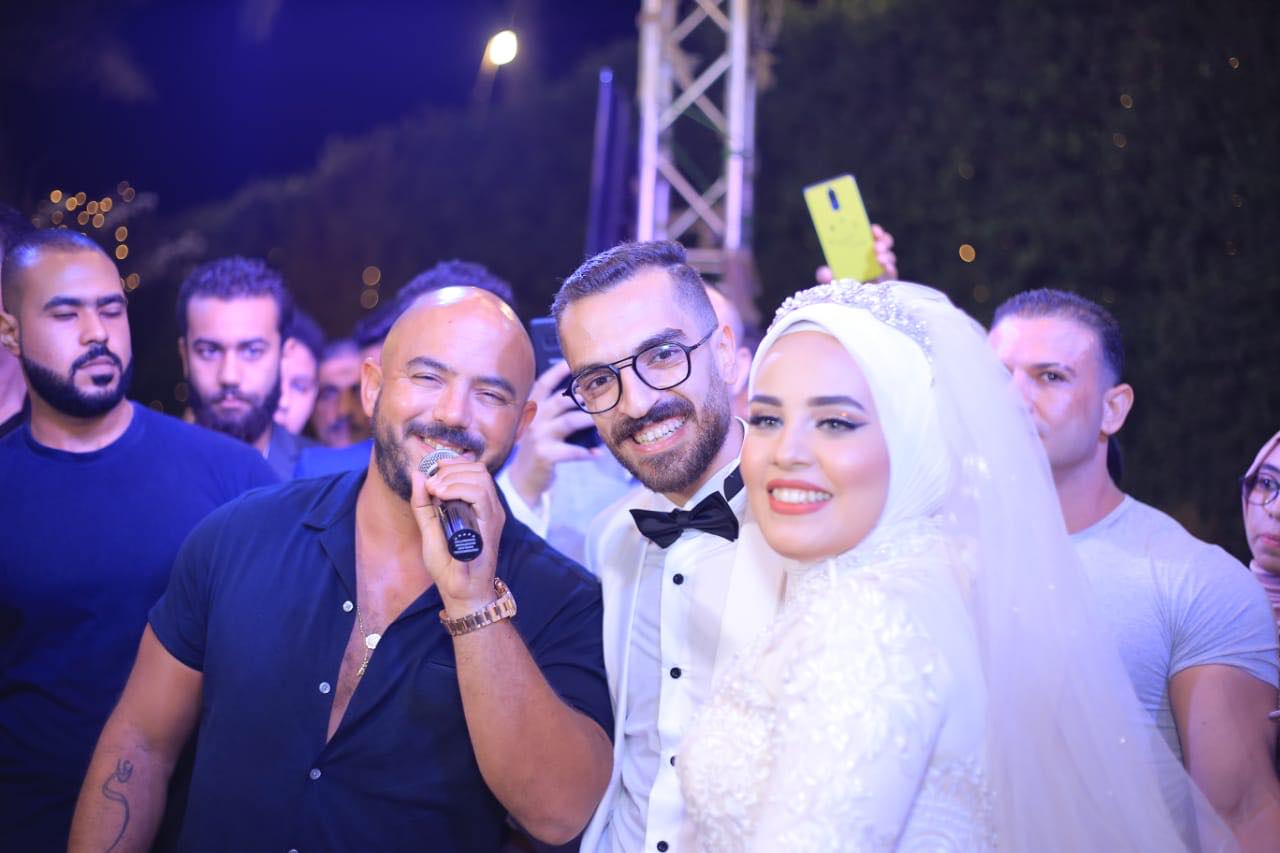 محمود العسيلى مع العروسين