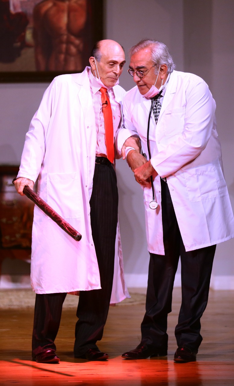 محمد صبحي مع عبدالرحيم حسن في مسرحية انا والنحلة والدبور