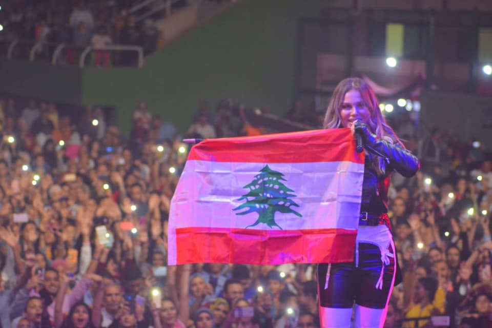 نيكول سابا ترفع علم لبنان من حفلها الاخير بمصر
