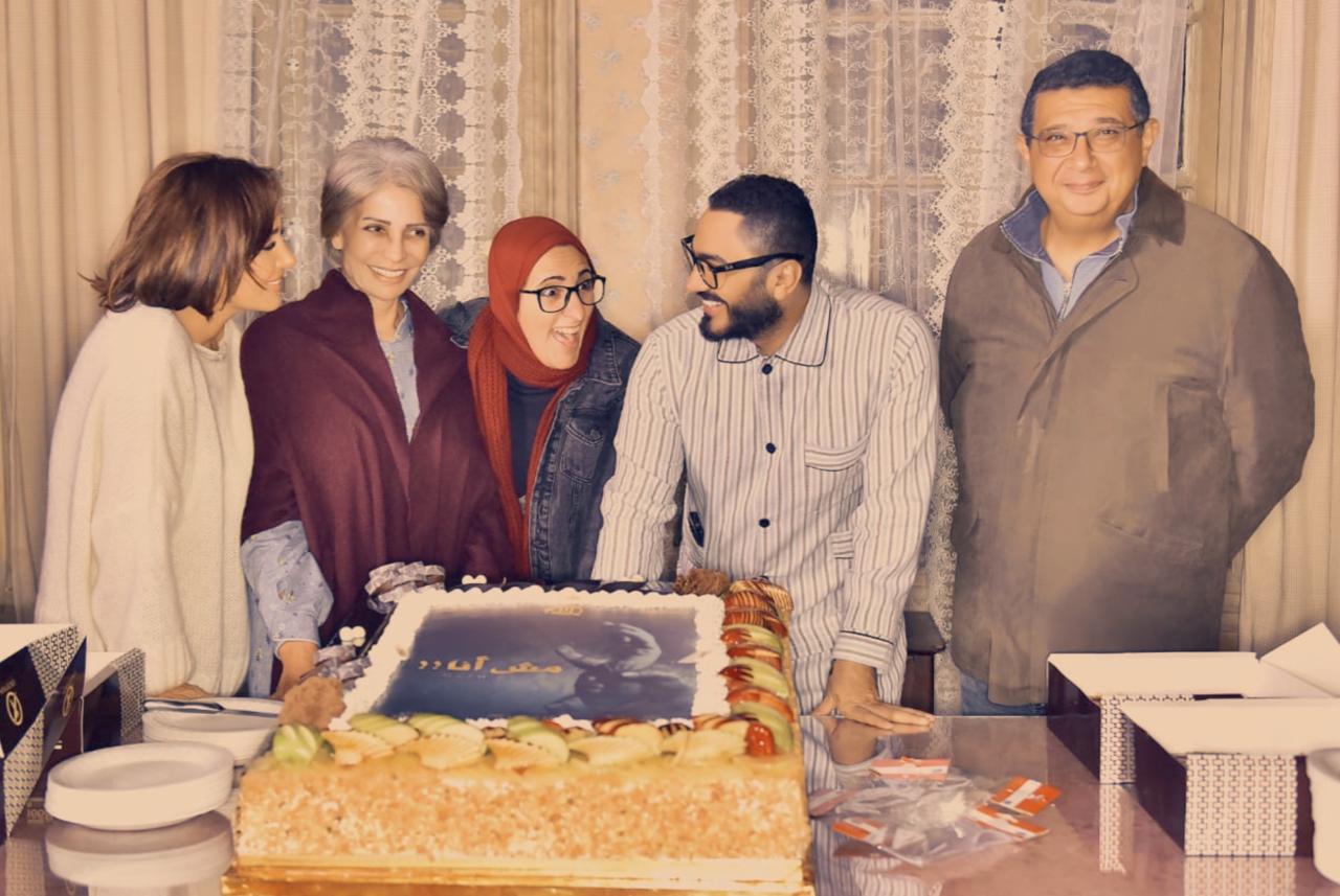 تامر حسني مع أسرة فيلم مش انا