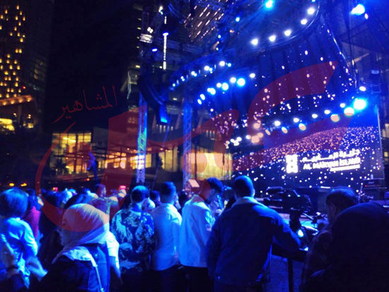 الجمهور يحتشد بجزيرة المارية انتظارا لحفل تامر حسني ونانسي عجرم بابو ظبي (4)