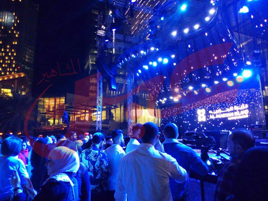 الجمهور يحتشد بجزيرة المارية انتظارا لحفل تامر حسني ونانسي عجرم بابو ظبي (2)
