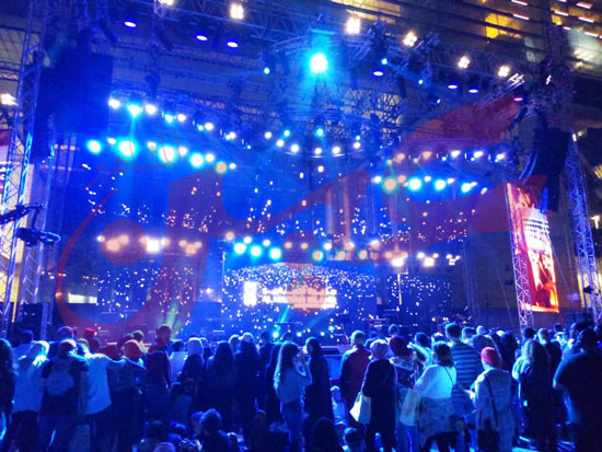الجمهور يحتشد بجزيرة المارية انتظارا لحفل تامر حسني ونانسي عجرم بابو ظبي (6)