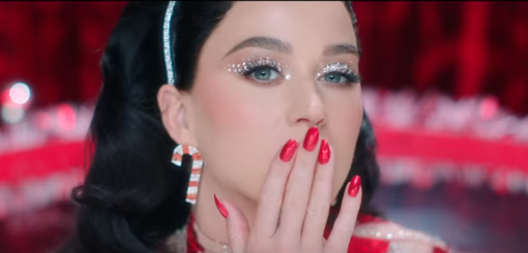 Cozy little christmas katy perry. Кейт Овен гиф. Кэти Овен 18. Кэти Перри губы накрашенные дать в рот. Кэти Овен в Красном костюме.