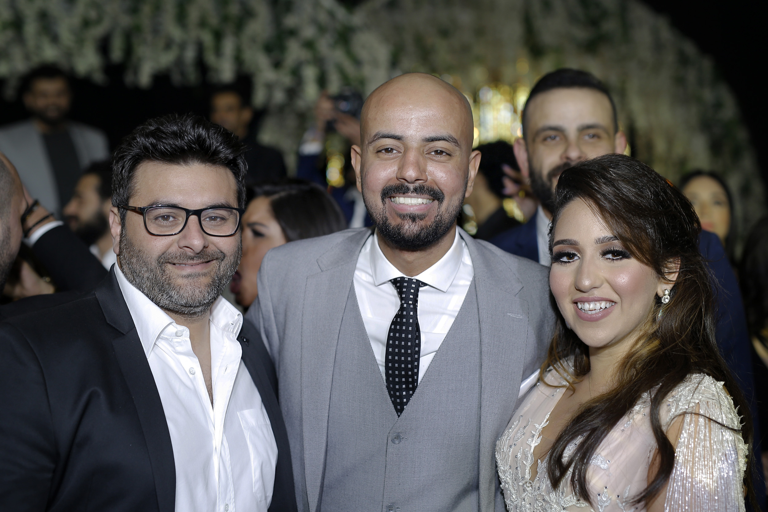 وليد منصور مع العروسين
