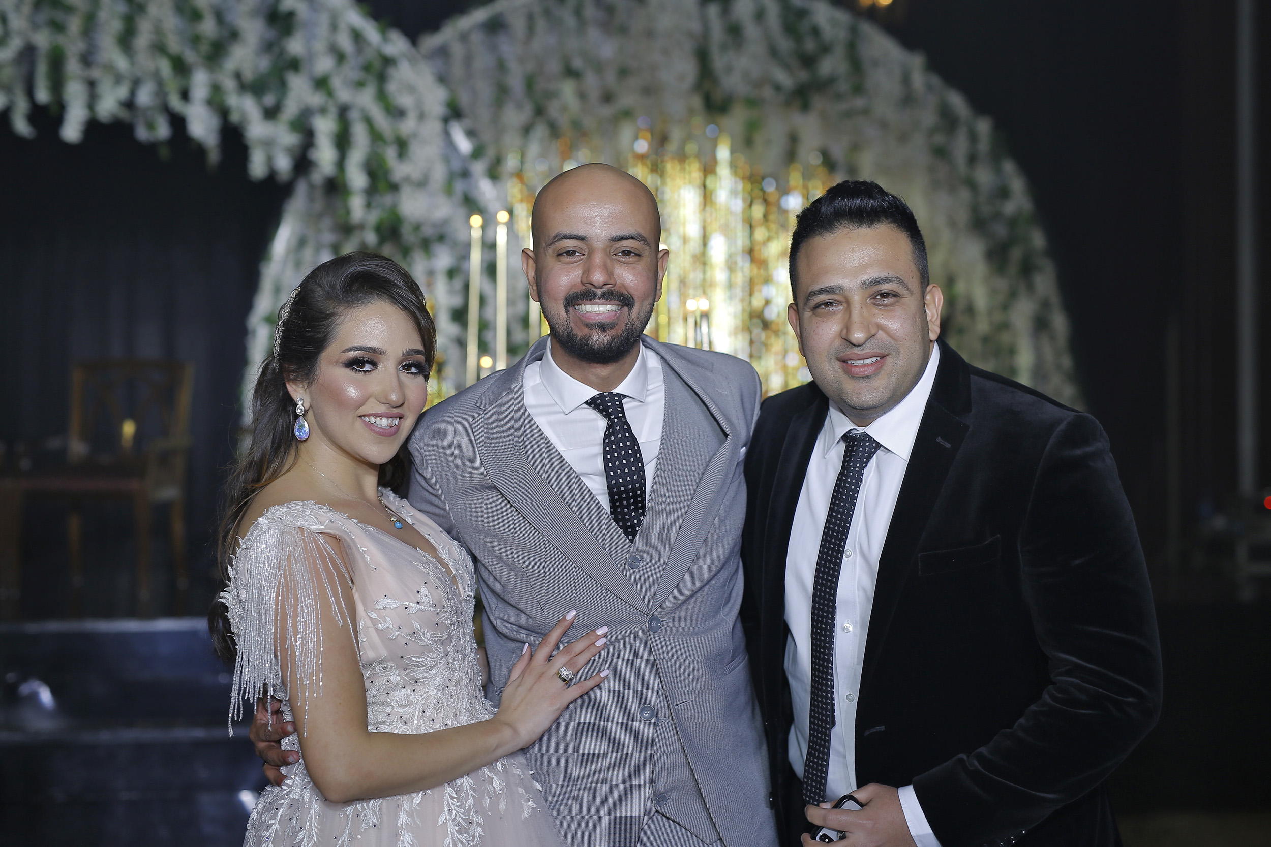 تامر حسين مع العروسين