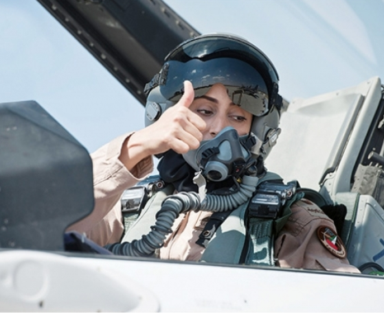 مريم المنصورى خلال قيادة أحد الطائرات