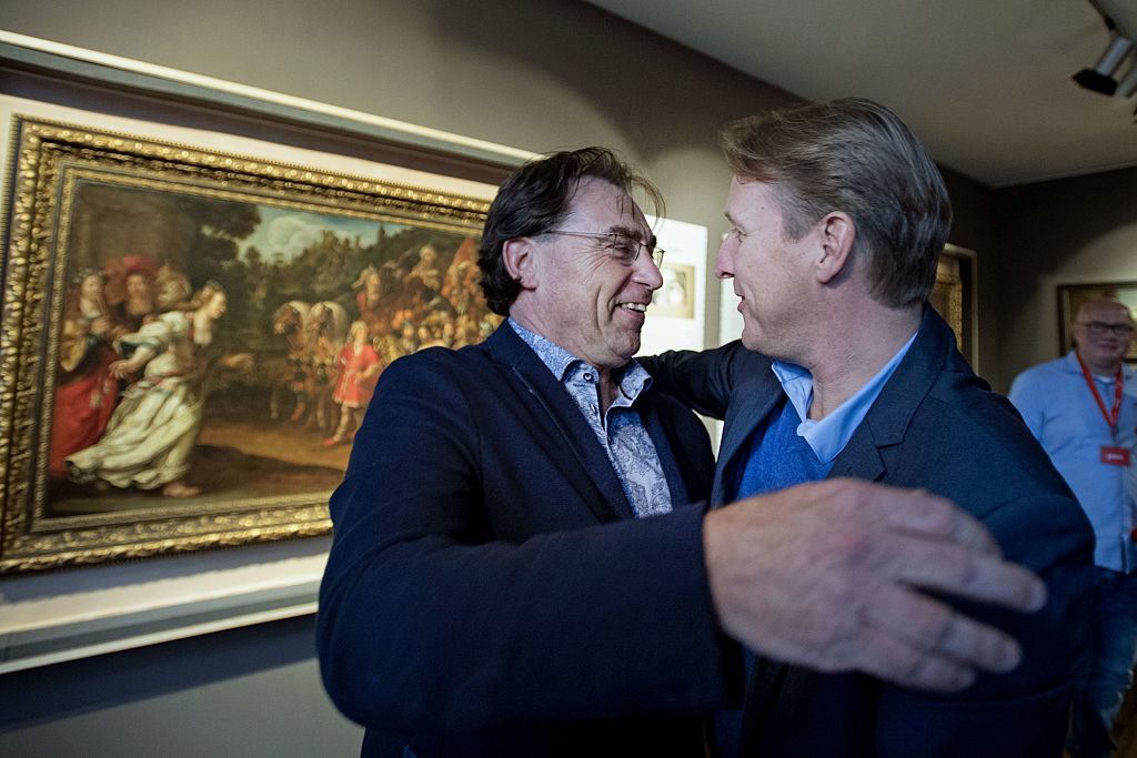 مدير متحف ويستفريز الهولندي مع آرثر براند خلال حفل استعادة خمس لوحات مسروقة