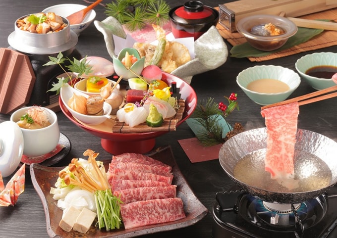 وجبة يابانية تسمى شابوشابو مكونة من اللحوم بشكل أساسي في مطعم فوجيتا كانكو