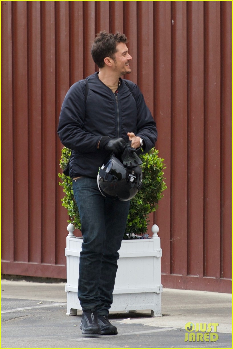 orlando-bloom-brings-dog-mighty-to-lunch-with-him-01