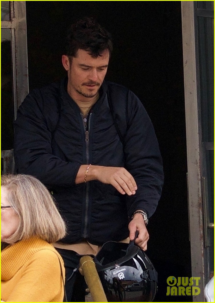 orlando-bloom-brings-dog-mighty-to-lunch-with-him-05
