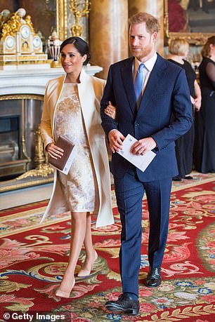 الأمير هارى وزوجته فى قصر باكنجهام الأسبوع الماضى
