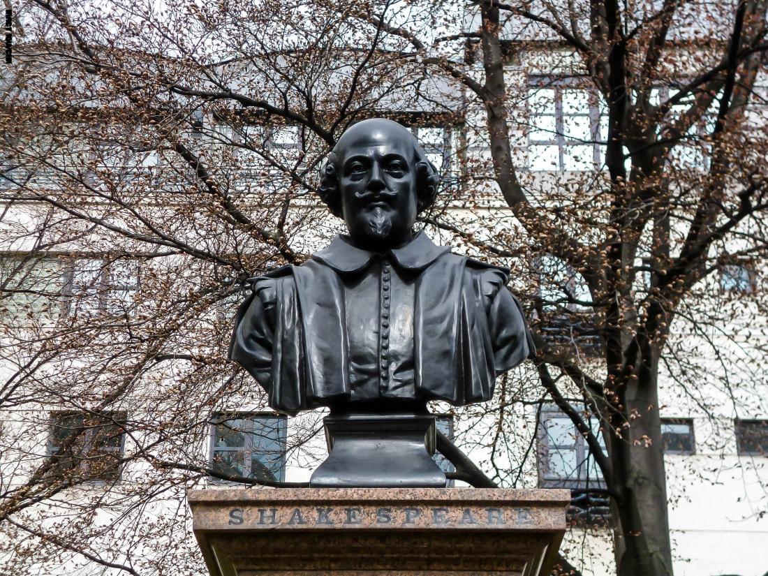 http___cdn.cnn_.com_cnnnext_dam_assets_140410113043-shakespeare-birthday-statue