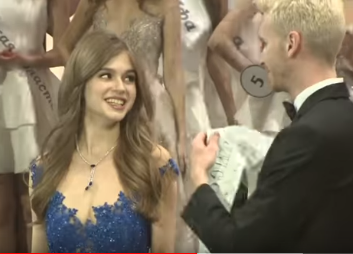 لحظة الإعلان عن الفائزة بملكة جمال روسيا 2019