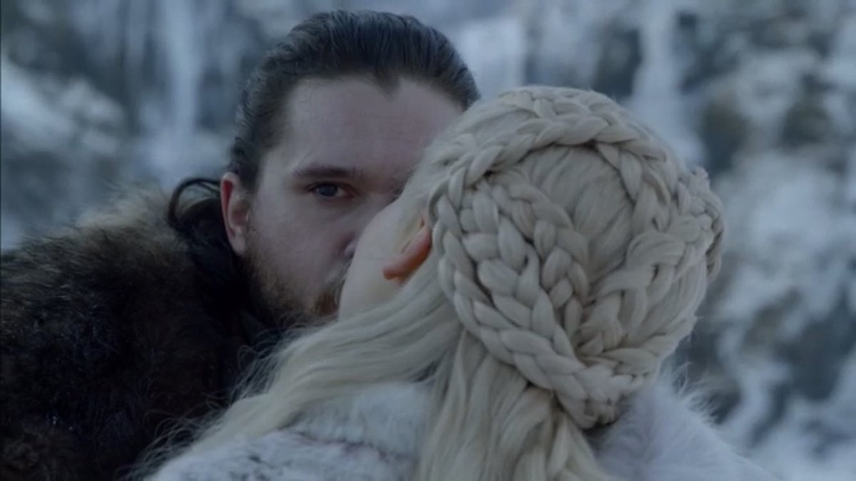 Jon  kisses daenerys Game Of Thrones