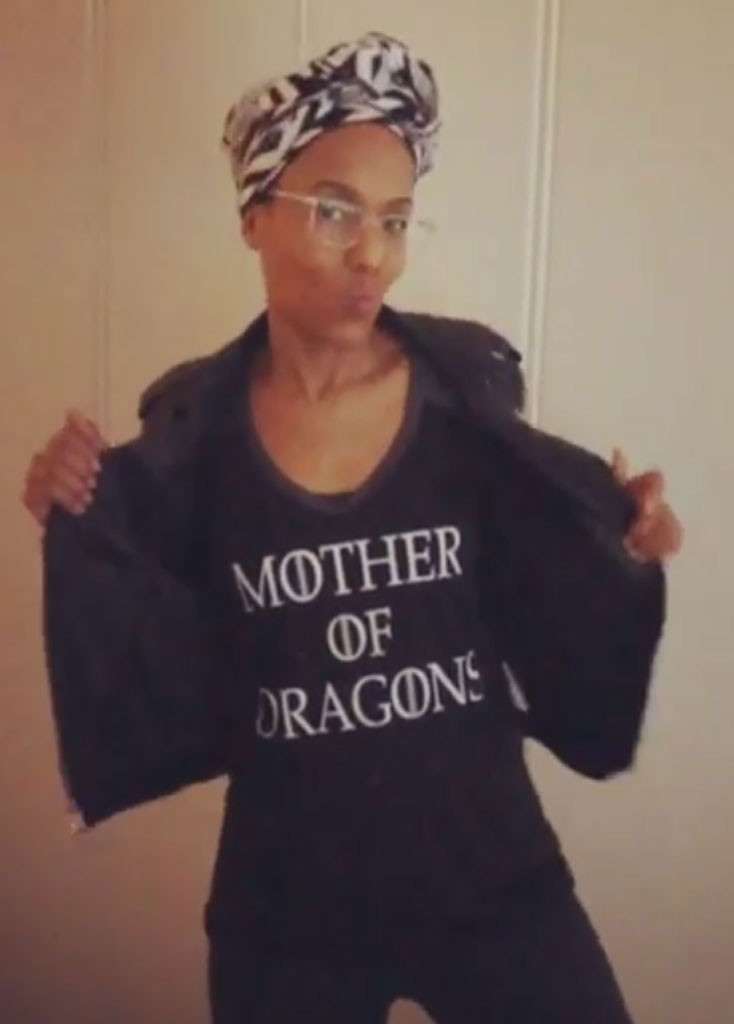 كيري واشنطن ترتدي تي شيرت بحمل كلمة  Mother of Dragons