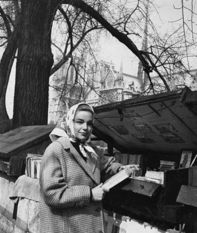 سيمون سينوريت أمام بائعي الكتب في باريس عام 1955