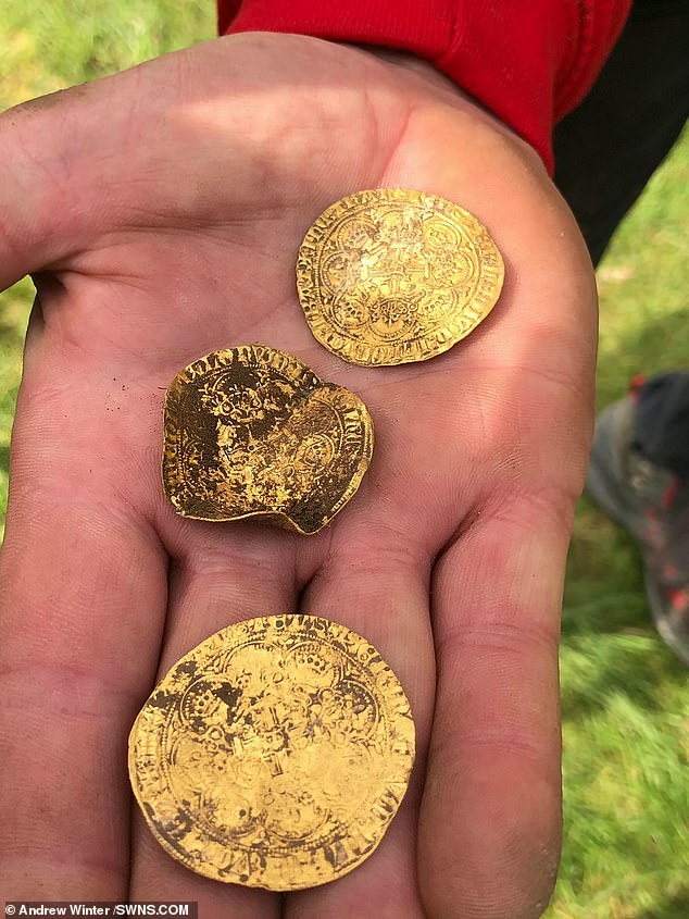 صيادى كنوز بريطانيين يعثرون على 550 قطعة من العملات الذهبية (1)