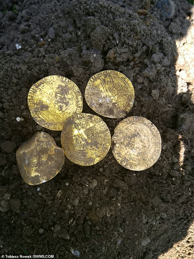 صيادى كنوز بريطانيين يعثرون على 550 قطعة من العملات الذهبية (3)