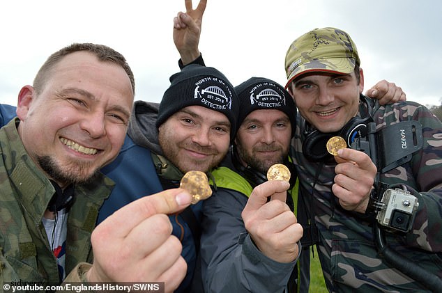 صيادى كنوز بريطانيين يعثرون على 550 قطعة من العملات الذهبية (5)