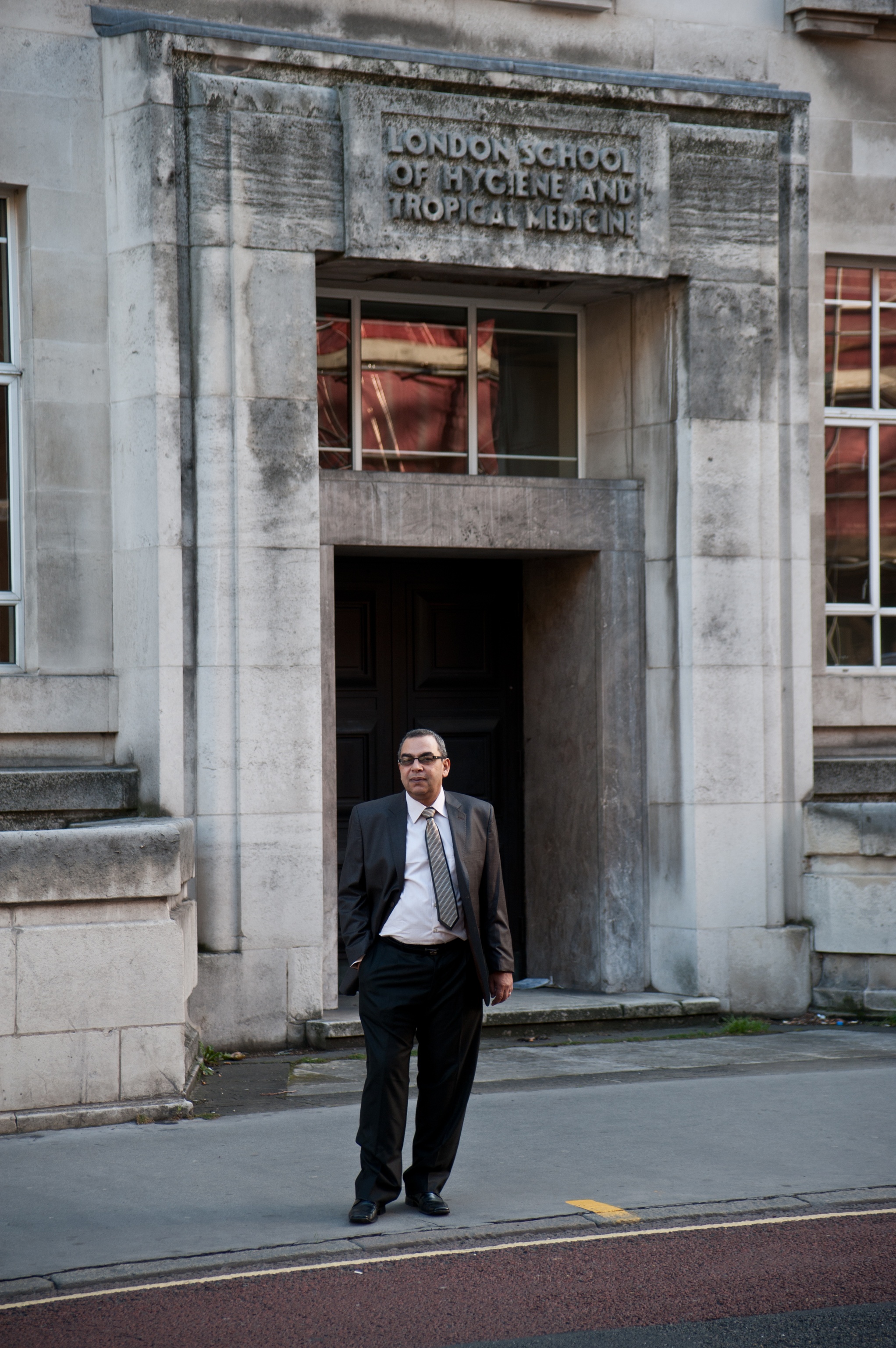 أحمد خالد توفيق أمام مدرسة لندن للصحة والطب