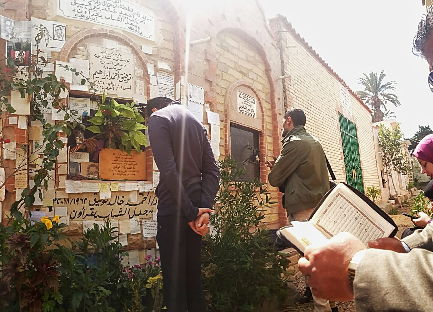 قراء أحمد خالد توفيق أمام قبره فى ذكرى رحيله الأولى (2)