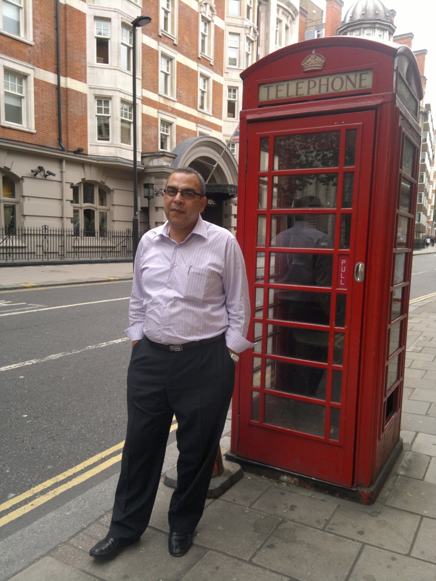 أحمد خالد توفيق أمام إحدى كبائن التليفون فى شوارع لندن
