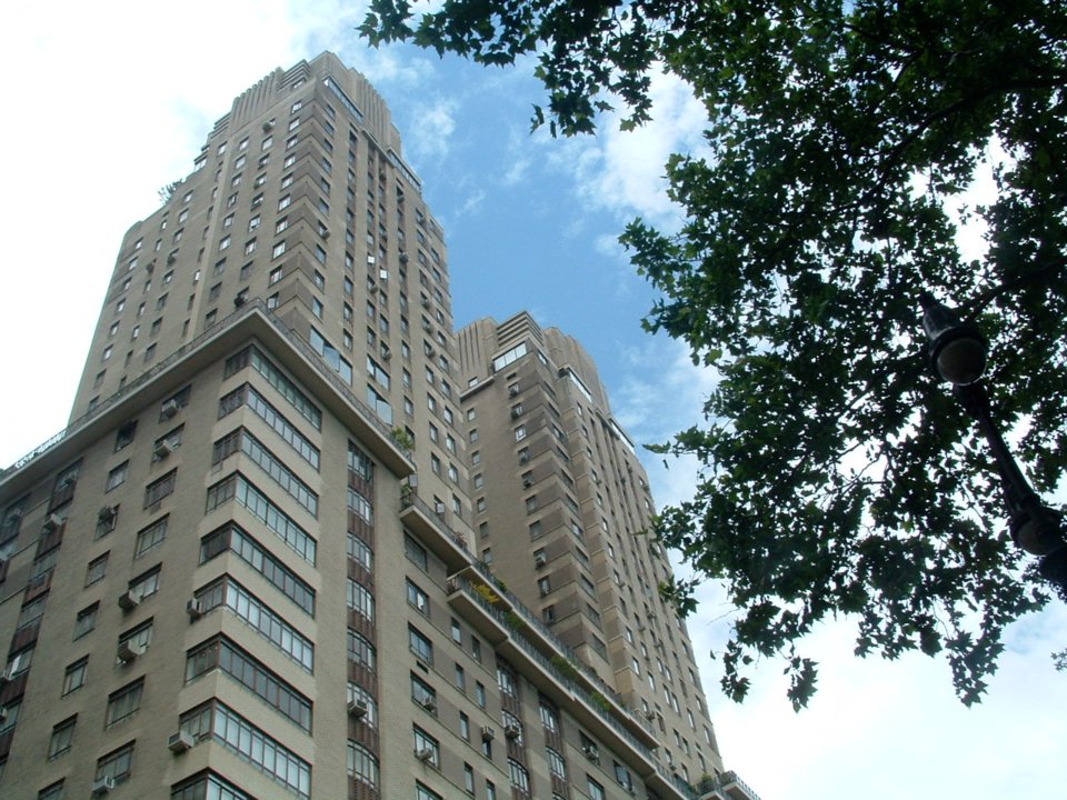 يمتلك آباء بيزوس ثلاث شقق سكنية في مبنى سينشري فى مانهاتن