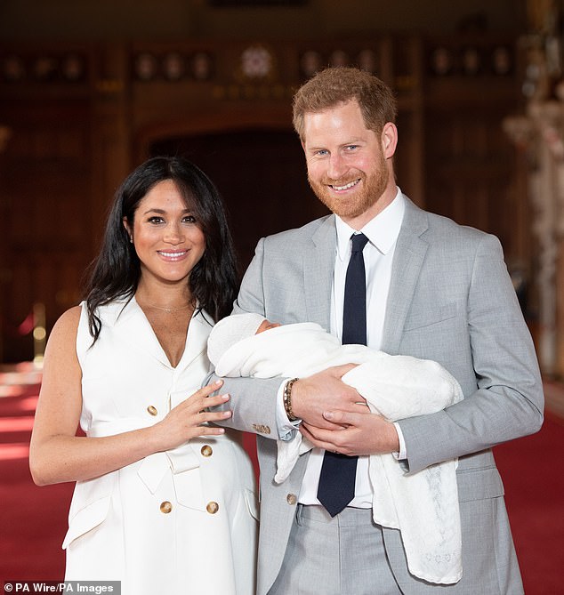 الأمير هارى وزوجته مع ابنهما آرتشى